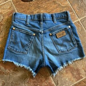 Women’s Wrangler shorts sz 25